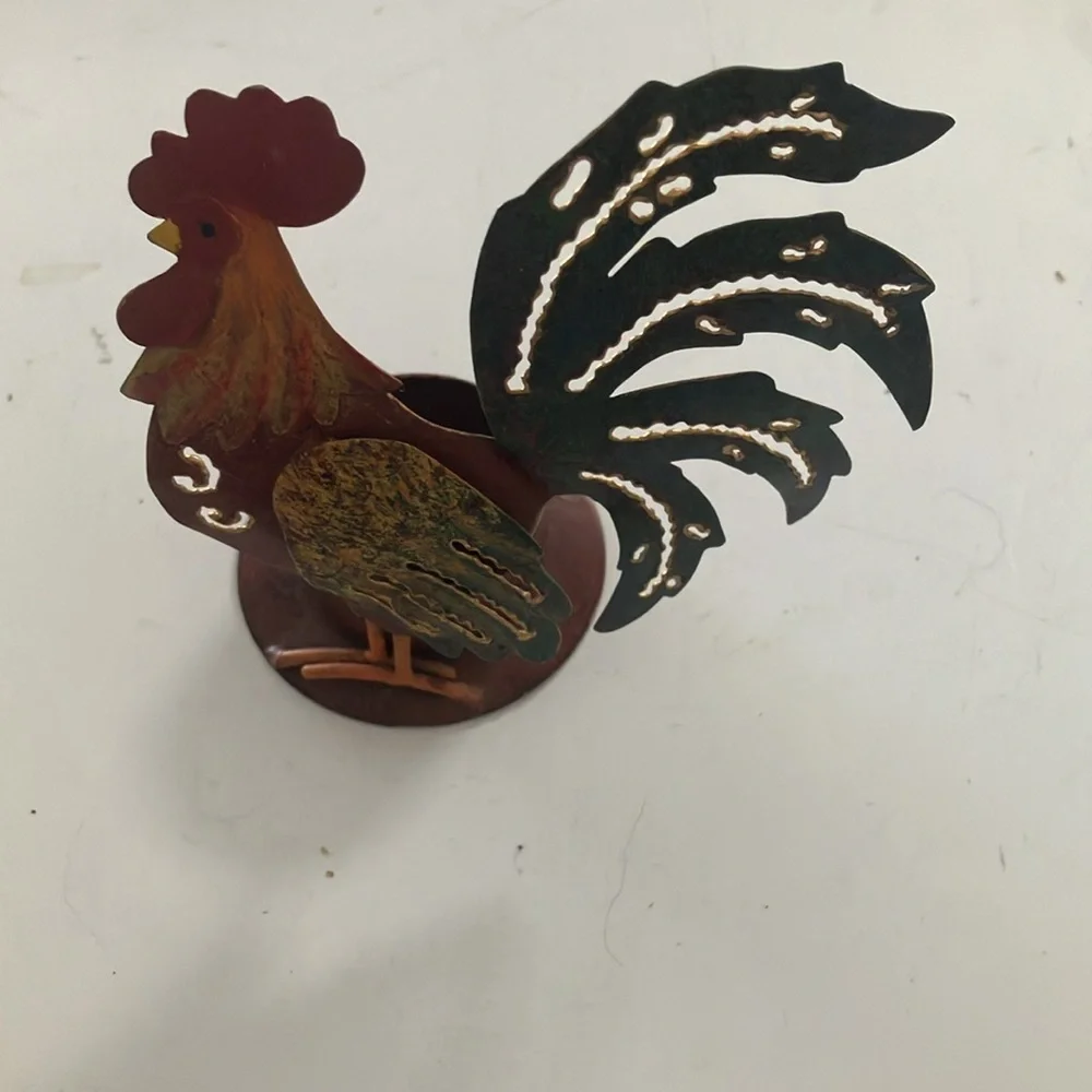 Metal rooster candle holder